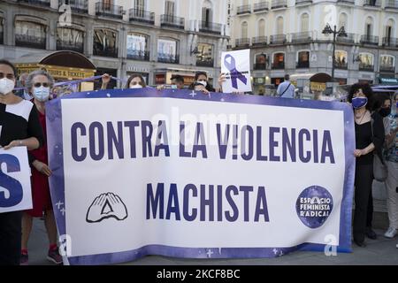 Rund hundert Frauen protestieren am 25. Mai 2021 an der Puerta del Sol in Madrid, Spanien, gegen sexistische Gewalt, die vom Madrider Forum gegen Gewalt gegen Frauen aufgerufen wurde. (Foto von Oscar Gonzalez/NurPhoto) Stockfoto