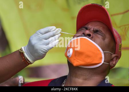 Ein Gesundheitsmitarbeiter nimmt am 26,2021. Mai in einem Gesundheitszentrum im Distrikt Nagaon in Assam, Indien, eine Abstrichprobe für den COVID-19-Test ab. (Foto von Anuwar Hazarika/NurPhoto) Stockfoto