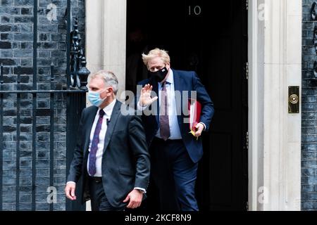 Premierminister Boris Johnson verlässt die Downing Street Nr. 10, um Fragen des Premierministers in London, Großbritannien, am 26. Mai 2021 zu beantworten. Der Premierminister nahm an der wöchentlichen Fragestunde der Premierministerin Teil, am Tag, an dem sein ehemaliger Chefberater, Dominic Cummings, vor einer parlamentarischen Anhörung über die Reaktion der Regierung auf die COVID-19-Pandemie aussagte. (Foto von Maciek Musialek/NurPhoto) Stockfoto