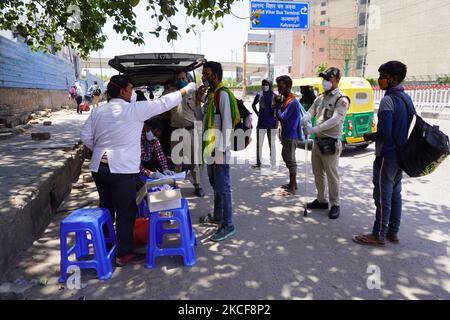 Ein Mitarbeiter im Gesundheitswesen nimmt während der Random-Tests auf einer Straße in Neu Delhi, Indien, am 26. Mai 2021 eine Abstrichprobe eines Mannes für den COVID-19-Test, inmitten der Ausbreitung der Coronavirus-Krankheit. Indien verzeichnete in den letzten 24 Stunden mehr als 2-lakh neue Fälle von Coronavirus und 4.157 Todesfälle, so das Gesundheitsministerium der Union. (Foto von Mayank Makhija/NurPhoto) Stockfoto