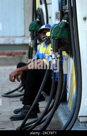 Am 26. Mai 2021 wartet ein Tankstellenwart an einer Tankstelle in Neu-Delhi, Indien, auf Kunden. In Delhi stiegen die Benzinpreise auf 93,44 Liter und der Diesel auf 84,32 Liter. Die Preise hatten bereits die 100-Marke in mehreren Städten in Rajasthan, Madhya Pradesh und Maharashtra überschritten, und mit der jüngsten Erhöhung kam auch der Preis in Mumbai in Richtung der Jahrhundertmarke. (Foto von Mayank Makhija/NurPhoto) Stockfoto