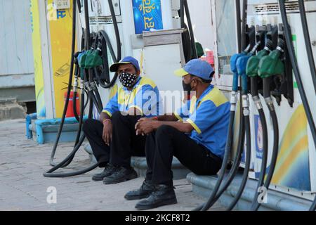 Am 26. Mai 2021 wartet ein Tankstellenwart an einer Tankstelle in Neu-Delhi, Indien, auf Kunden. In Delhi stiegen die Benzinpreise auf 93,44 Liter und der Diesel auf 84,32 Liter. Die Preise hatten bereits die 100-Marke in mehreren Städten in Rajasthan, Madhya Pradesh und Maharashtra überschritten, und mit der jüngsten Erhöhung kam auch der Preis in Mumbai in Richtung der Jahrhundertmarke. (Foto von Mayank Makhija/NurPhoto) Stockfoto