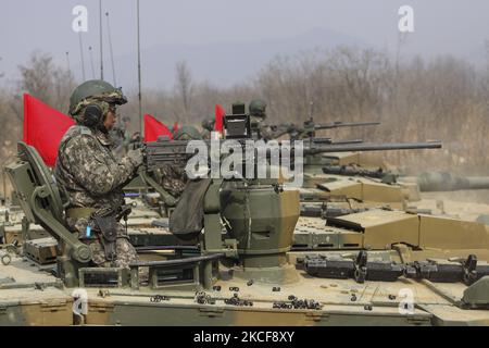 In diesen Bildern aufgenommen Datum ist 11. Februar 2015. Panzer der südkoreanischen Militärarmee nehmen in der Nähe des Yongmoonsan-Berges in Yangpyeong, Südkorea, eine Live-Feuerübung an. (Foto von Seung-il Ryu/NurPhoto) Stockfoto