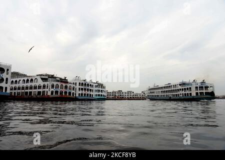 Alle Starteranker am 26. Mai 2017 am Startterminal von Sdarghat in Dhaka, Bangladesch. Alle Flusstransporte wurden ausgesetzt, da der Zyklon Yass an der Küste von Chittagong und Cox an der Bazar-Küste niedergeht. (Foto von Mamunur Rashid/NurPhoto) Stockfoto