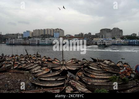 Alle Starteranker am 26. Mai 2017 am Startterminal von Sdarghat in Dhaka, Bangladesch. Alle Flusstransporte wurden ausgesetzt, da der Zyklon Yass an der Küste von Chittagong und Cox an der Bazar-Küste niedergeht. (Foto von Mamunur Rashid/NurPhoto) Stockfoto