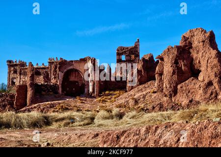 Ruinen der historischen Telouet Kasbah (Talouat Kasbah) im Hohen Atlas im Dorf Telouet in Marokko, Afrika. Die Kasbah war der Sitz der Familie El Glaoui und wird auch Palast von Glaoui genannt. Der Bau begann 1860 und wurde in späteren Jahren weiter ausgebaut. Der Palast kann noch besichtigt werden, aber er wird immer mehr beschädigt und bricht langsam zusammen. (Foto von Creative Touch Imaging Ltd./NurPhoto) Stockfoto