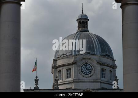 Irische Flagge auf der Oberseite der Regierungsgebäude in der Merrion Street in Dublin. Am Mittwoch, den 26. Mai 2021, in Dublin, Irland. (Foto von Artur Widak/NurPhoto) Stockfoto