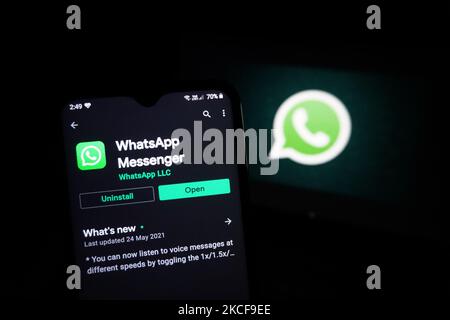 Das Logo der Messenger-App WhatsApp ist am 27. Mai 2021 auf dem Bildschirm eines Smartphones in Neu-Delhi, Indien, zu sehen. WhatsApp hat in Delhi eine Klage gegen die Regierung eingereicht, die versucht, die ab Mittwoch in Kraft tretenden Vorschriften zu blockieren, von denen Experten sagen, dass sie die in Kalifornien ansässige Facebook-Einheit dazu zwingen würden, den Datenschutz zu verletzen, so Quellen von Reuters. (Foto von Mayank Makhija/NurPhoto) Stockfoto