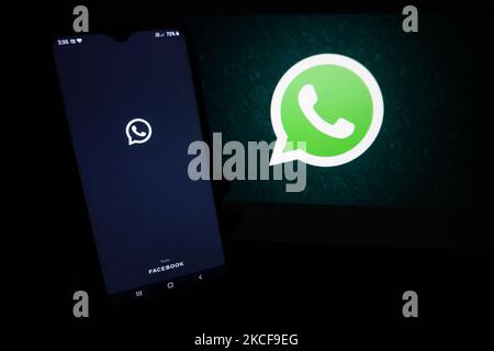 Das Logo der Messenger-App WhatsApp ist am 27. Mai 2021 auf dem Bildschirm eines Smartphones in Neu-Delhi, Indien, zu sehen. WhatsApp hat in Delhi eine Klage gegen die Regierung eingereicht, die versucht, die ab Mittwoch in Kraft tretenden Vorschriften zu blockieren, von denen Experten sagen, dass sie die in Kalifornien ansässige Facebook-Einheit dazu zwingen würden, den Datenschutz zu verletzen, so Quellen von Reuters. (Foto von Mayank Makhija/NurPhoto) Stockfoto