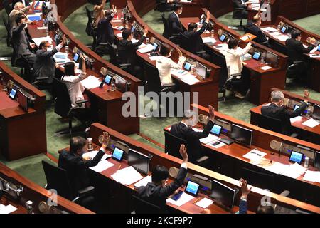 Die Gesetzgeber stimmen am Donnerstag, den 27. Mai 2021, im legislativrat in Hongkong über das Gesetz zur Verbesserung des Wahlsystems ab. Die Gesetzesvorlage wurde im Hongkonger Legco Today verabschiedet, sagen Kritiker, dass dies Peking größeren Einfluss bei den kommenden Wahlen in Hongkong geben würde (Foto von Vernon Yuen/NurPhoto) Stockfoto