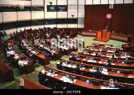 Die Gesetzgeber stimmen am Donnerstag, den 27. Mai 2021, im legislativrat in Hongkong über das Gesetz zur Verbesserung des Wahlsystems ab. Die Gesetzesvorlage wurde im Hongkonger Legco Today verabschiedet, sagen Kritiker, dass dies Peking größeren Einfluss bei den kommenden Wahlen in Hongkong geben würde (Foto von Vernon Yuen/NurPhoto) Stockfoto