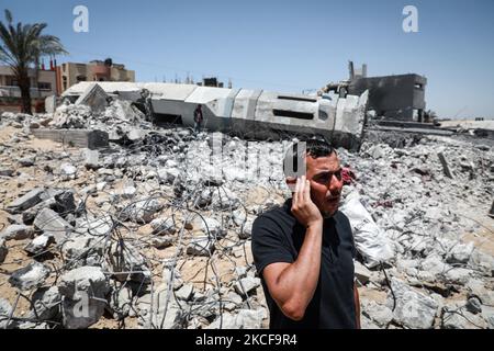 Ein palästinensischer Muezzin ruft am 27. Mai 2021 zum Gebet auf den Trümmern einer zerstörten Moschee in Beit Lahia im nördlichen Gazastreifen auf. - Ende der vergangenen Woche Wurde Ein Waffenstillstand erreicht, nachdem Israel und die Hamas, die Gaza führt, 11 Tage lang tödliche Gewalt verübt hatten, wodurch die verheerenden Bombardierungen Israels auf die überfüllte palästinensische Küstenenklave gestoppt wurden, die nach Angaben des Gesundheitsministeriums von Gaza 248 Palästinenser tötete, darunter 66 Kinder, Und mehr als 1.900 Menschen verletzt. Unterdessen forderten Raketen aus Gaza 12 Menschenleben in Israel, darunter ein Kind und ein israelischer Soldat. (Foto von Majdi F Stockfoto