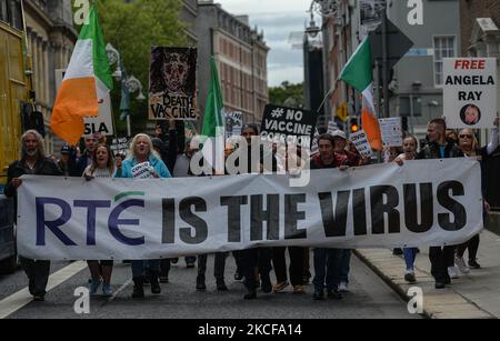 Anti-Impfungs-, Anti-Masken- und Anti-Pandemie-Demonstranten marschieren im Zentrum von Dublin. Am Donnerstag, den 27. Mai 2021, in Dublin, Irland. (Foto von Artur Widak/NurPhoto) Stockfoto