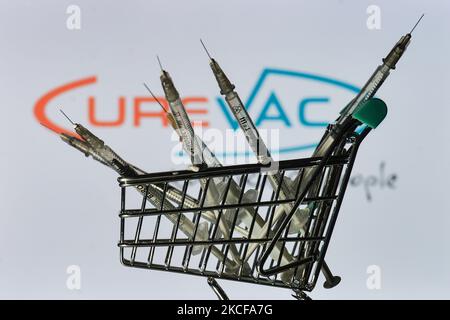 Medizinische Spritzen im Mini-Einkaufswagen sind vor dem CureVac-Logo auf einem Bildschirm zu sehen. Am Freitag, den 28. Mai 2021, in Dublin, Irland. (Foto von Artur Widak/NurPhoto) Stockfoto