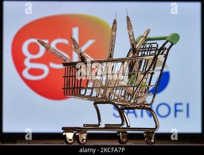 Medizinische Spritzen im Mini-Einkaufswagen sind vor den Sanofi-GSK-Logos auf einem Bildschirm zu sehen. Am Freitag, den 28. Mai 2021, in Dublin, Irland. (Foto von Artur Widak/NurPhoto) Stockfoto