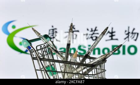 Medizinische Spritzen im Mini-Einkaufswagen sind vor dem CanSino Bio-Logo auf einem Bildschirm zu sehen. Am Freitag, den 28. Mai 2021, in Dublin, Irland. (Foto von Artur Widak/NurPhoto) Stockfoto