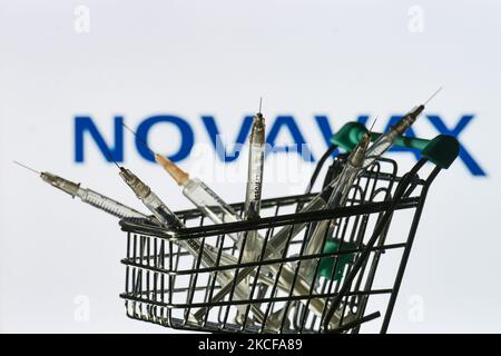 Medizinische Spritzen im Mini-Einkaufswagen sind vor dem Novavax-Logo auf einem Bildschirm zu sehen. Am Freitag, den 28. Mai 2021, in Dublin, Irland. (Foto von Artur Widak/NurPhoto) Stockfoto