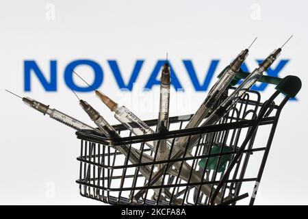 Medizinische Spritzen im Mini-Einkaufswagen sind vor dem Novavax-Logo auf einem Bildschirm zu sehen. Am Freitag, den 28. Mai 2021, in Dublin, Irland. (Foto von Artur Widak/NurPhoto) Stockfoto