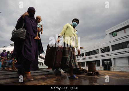 Wanderarbeiter erreichen am 25. Mai 2021 den Startterminal von Sadarghat in Dhaka, Bangladesch. (Foto von Syed Mahamudur Rahman/NurPhoto) Stockfoto