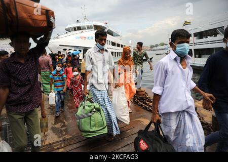 Wanderarbeiter erreichen am 25. Mai 2021 den Startterminal von Sadarghat in Dhaka, Bangladesch. (Foto von Syed Mahamudur Rahman/NurPhoto) Stockfoto