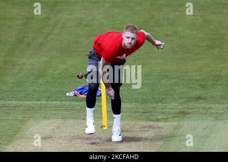 Ben Stokes von Durham übt sein Bowling während der Mittagspause des LV= County Championship-Spiels zwischen Durham County Cricket Club und Essex am Donnerstag, dem 27.. Mai 2021, in Emirates Riverside, Chester le Street. (Foto von Mark Fletcher/MI News/NurPhoto) Stockfoto