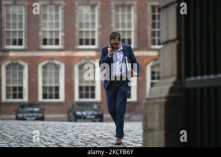 Simon Harris, Minister für Weiter- und Hochschulbildung, Forschung, Innovation und Wissenschaft, verlässt Dublin Castle nach der heutigen Kabinettssitzung. Am Freitag, den 28. Mai 2021, in Dublin, Irland. (Foto von Artur Widak/NurPhoto) Stockfoto