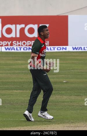 Der bangladeschische Taskin Ahmed (C) feiert am 28. Mai 2021 im Sher-e-Bangla National Cricket Stadium in Dhaka, nachdem er die Sri-lankische Danushka Gunathilaka beim dritten und letzten eintägigen internationalen (ODI) Cricket-Spiel zwischen Bangladesch und Sri Lanka ausgekegelt hat. (Foto von Ahmed Salahuddin/NurPhoto) Stockfoto