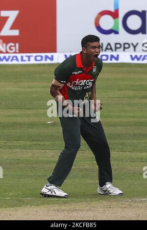 Der bangladeschische Taskin Ahmed (C) feiert am 28. Mai 2021 im Sher-e-Bangla National Cricket Stadium in Dhaka, nachdem er die Sri-lankische Danushka Gunathilaka beim dritten und letzten eintägigen internationalen (ODI) Cricket-Spiel zwischen Bangladesch und Sri Lanka ausgekegelt hat. (Foto von Ahmed Salahuddin/NurPhoto) Stockfoto