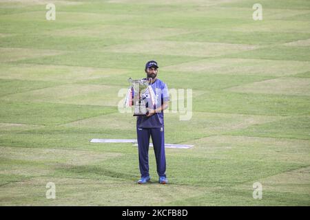 Bangladeshs Kapitän Tamim Iqbal hält die Turniertrophäe nach dem dritten und letzten eintägigen internationalen (ODI) Cricket-Spiel zwischen Bangladesch und Sri Lanka am 28. Mai 2021 im Sher-e-Bangla National Cricket Stadium in Dhaka. (Foto von Ahmed Salahuddin/NurPhoto) Stockfoto