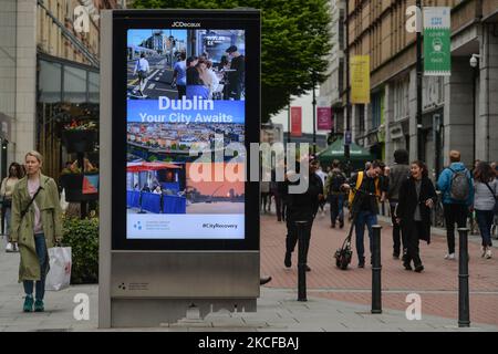 Ein Straßenplakat mit den Worten „Dublin Your City Awaits“ im Zentrum von Dublin. Die nächste Phase der Abtauung der irischen Wirtschaft und der Lockerung der Beschränkungen wird in eine Reihe verschiedener Termine aufgeteilt. Die Hotels können ab dem 2. Juni wiedereröffnet werden, Fitnessstudios und Kinos ab dem 7. Juni und schließlich können die Innenkneipen ab dem 5. Juli wieder eröffnet werden. Das internationale Reisen wird voraussichtlich Mitte Juli lockern. Ab dem 2.. August können 5.000 Zuschauer an Spielen in großen Stadien teilnehmen. Am Freitag, den 28. Mai 2021, in Dublin, Irland. (Foto von Artur Widak/NurPhoto) Stockfoto