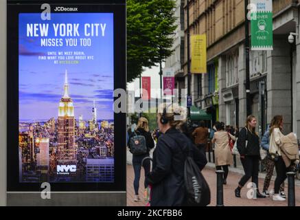 Eine Straßenplakat mit der Aufschrift „New York City vermisst Sie auch“, die im Zentrum von Dublin zu sehen ist. Die nächste Phase der Abtauung der irischen Wirtschaft und der Lockerung der Beschränkungen wird in eine Reihe verschiedener Termine aufgeteilt. Die Hotels können ab dem 2. Juni wiedereröffnet werden, Fitnessstudios und Kinos ab dem 7. Juni und schließlich können die Innenkneipen ab dem 5. Juli wieder eröffnet werden. Das internationale Reisen wird voraussichtlich Mitte Juli lockern. Ab dem 2.. August können 5.000 Zuschauer an Spielen in großen Stadien teilnehmen. Am Freitag, den 28. Mai 2021, in Dublin, Irland. (Foto von Artur Widak/NurPhoto) Stockfoto