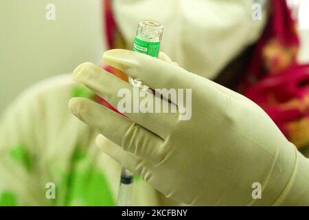 Am 29. Mai 2021 geimpft ein Gesundheitsmitarbeiter Menschen mit einer Dosis des Covid-19-Coronavirus-Impfstoffs in einem Impfzentrum in Ajmer, Rajasthan, Indien. (Foto von Himanshu Sharma/NurPhoto) Stockfoto