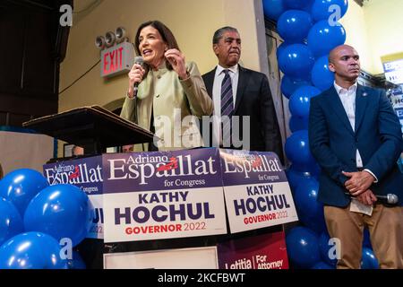Gouverneur Kathy Hochul spricht am 4. November 2022 bei einer Wahlkampfveranstaltung mit dem Kongressabgeordneten Adriano Espaillat im Fort George Community Enrichment Center Stockfoto