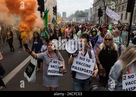 LONDON, VEREINIGTES KÖNIGREICH - 29. MAI 2021: Tausende Demonstranten marschieren am 29. Mai 2021 in London, England, durch das Zentrum Londons, um gegen die von der Regierung verhängten Beschränkungen und Gesetze zur Kontrolle der Ausbreitung von Coronaviren, Sperren, obligatorischen Gesichtsmasken, Impfstoffen und Impfpässen zu protestieren. (Foto von Wiktor Szymanowicz/NurPhoto) Stockfoto