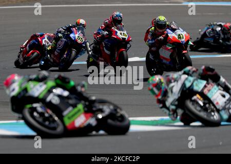 Der Spanier Alvaro Bautista vom Team HRC (C), der Italiener Andrea Locatelli von Pata Yamaha mit Brixx WorldSBK (2. L) und der Italiener Axel Bassani von Motocorsa Racing (R) treten beim Rennen 1 der FIM Superbike World Championship Estoril Round auf dem Circuito Estoril in Cascais an, Portugal am 29. Mai 2021. (Foto von Pedro FiÃºza/NurPhoto) Stockfoto