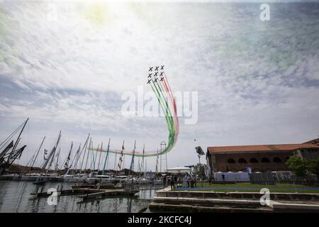 Die Kunstflugeinheit Frecce Tricolori (Tricolor Arrows) der italienischen Luftwaffe tritt am 29. Mai 2021 während der Einweihungszeremonie des ''Salone Nautico di Venezia 2021'' über Venedig, Italien, auf. (Foto von Marco Serena/NurPhoto) Stockfoto