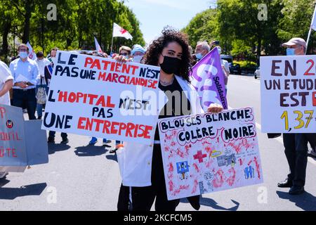 Ein Protestler während des Weltgesundheitstages in Paris. Tausende von Menschen versammeln sich am 29. Mai 2021 in Paris, Frankreich, zu SOS International for Health. Die Veranstaltung, an der die Gewerkschaft Sud Santé und Gesundheitsorganisationen teilnehmen. (Foto von Vincent Koebel/NurPhoto) Stockfoto