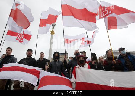 Während einer Solidaritätskundgebung mit der belarussischen Oppositionsbewegung in Kiew am 30. Mai 2021 halten Menschen historische weiß-rot-weiße Fahnen von Belarus. Die in der Ukraine lebenden Belarussen und ihre ukrainischen Anhänger versammelten sich zu ihrer Kundgebung zur Unterstützung der regierungsfeindlichen Demonstranten in Belarus und nahmen den Journalisten Roman Protasewitsch fest. (Foto von STR/NurPhoto) Stockfoto