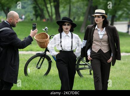 Ukrainische Radler in Retro-Outfits besuchen die Spring Retro Cruise 2021 Fahrradtour in der Innenstadt von Kiew, Ukraine 30. Mai 2021. Bei der Veranstaltung, die von den Radfahrten Tweed Run und Tweed Ride inspiriert wurde, fahren Radfahrer im Vintage-Stil durch die Stadt. (Foto von STR/NurPhoto) Stockfoto