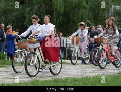 Ukrainische Radler in Retro-Outfits besuchen die Spring Retro Cruise 2021 Fahrradtour in der Innenstadt von Kiew, Ukraine 30. Mai 2021. Bei der Veranstaltung, die von den Radfahrten Tweed Run und Tweed Ride inspiriert wurde, fahren Radfahrer im Vintage-Stil durch die Stadt. (Foto von STR/NurPhoto) Stockfoto