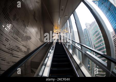 Ein Mann fährt am 30. Mai 2021 mit einer Rolltreppe zur Eslite Buchhandlung in Causeway Bay in Hongkong, China. Eslite, Mitglied einer taiwanesischen Buchhandelskette, ist einer der letzten unabhängigen Buchhandlungen in Hongkong (Foto: Marc Fernandes/NurPhoto) Stockfoto