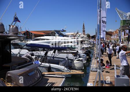 Besucher genießen die Venice Boat Show im Arsenale während der Ausgabe 2021 am 29. Mai 2021 in Venedig, Italien. (Foto von Marco Serena/NurPhoto) Stockfoto