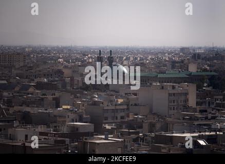 Blick auf eine Moschee im Süden Teherans am 30. Mai 2021. Die Iraner werden am 18. Juni angesichts des neuen Corona-Virus-Ausbruchs im Iran für die Wahl des neuen Präsidenten stimmen. (Bild hinter einem Fenster). (Foto von Morteza Nikoubazl/NurPhoto) Stockfoto