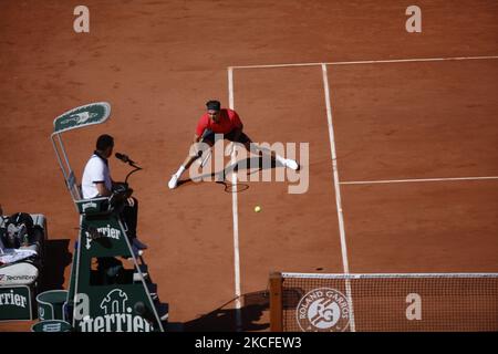 Roger Federer aus der Schweiz während seines Sieges 6-2 6-4 6-3 gegen Dennis Istomin aus Usbekistan in der ersten Runde der Herren-Singles bei Roland Garros am 31. Mai 2021 in Paris, Frankreich.(Foto: Mehdi Taamallah/NurPhoto) Stockfoto