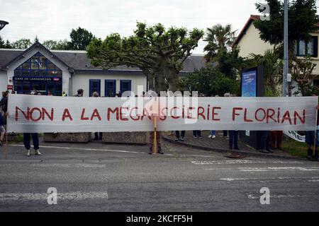 Auf dem Banner steht: 'Nein das Florian Mega-Sägewerk'. Mehrere Verbände, politische Parteien und Menschen, die sich in einem Kollektiv "Touche pas a ma foret" (d. h. "Don't touch my Forest") zusammengeschlossen haben, demonstrierten in Lannemezan (Hautes-Pyrenees), als sie ihre Opposition gegen ein globales Unternehmen, Florian, zeigen wollten. Sie marschierten vom Bahnhof von Lannemezan zum Rathaus, bevor sie in Nestie ein Lager aufstellten. Das Sägewerk Florian will in der Nähe der Pyrenäenstadt Lannemezan ein riesiges Sägewerk bauen. Das Sägewerk wird voraussichtlich fast 400,000 Kubikmeter Buchenholz pro Jahr behandeln. Dafür ist die Florian comp Stockfoto