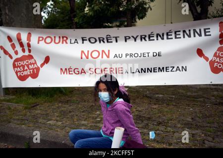 Auf dem Transparent steht: "Für den Pyrenäenwald, nicht das Mega-Sägewerk-Projekt in Lannemezan". Mehrere Verbände, politische Parteien und Menschen, die sich in einem Kollektiv "Touche pas a ma foret" (d. h. "Don't touch my Forest") zusammengeschlossen haben, demonstrierten in Lannemezan (Hautes-Pyrenees), als sie ihre Opposition gegen ein globales Unternehmen, Florian, zeigen wollten. Sie marschierten vom Bahnhof von Lannemezan zum Rathaus, bevor sie in Nestie ein Lager aufstellten. Das Sägewerk Florian will in der Nähe der Pyrenäenstadt Lannemezan ein riesiges Sägewerk bauen. Das Sägewerk wird voraussichtlich fast 400,000 Kubikmeter Buchenwoo behandeln Stockfoto