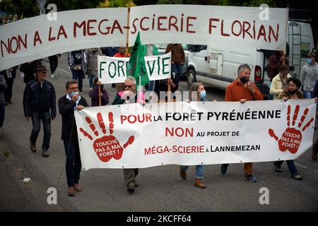 Mehrere Verbände, politische Parteien und Menschen, die sich in einem Kollektiv "Touche pas a ma foret" (d. h. "Don't touch my Forest") zusammengeschlossen haben, demonstrierten in Lannemezan (Hautes-Pyrenees), als sie ihre Opposition gegen ein globales Unternehmen, Florian, zeigen wollten. Sie marschierten vom Bahnhof von Lannemezan zum Rathaus, bevor sie in Nestie ein Lager aufstellten. Das Sägewerk Florian will in der Nähe der Pyrenäenstadt Lannemezan ein riesiges Sägewerk bauen. Das Sägewerk wird voraussichtlich fast 400,000 Kubikmeter Buchenholz pro Jahr behandeln. Dazu muss die Firma Florian überall auf dem Fr. Stockfoto