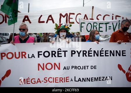 Auf dem Transparent steht: "Für den Pyrenäenwald, nicht das Mega-Sägewerk-Projekt in Lannemezan". Mehrere Verbände, politische Parteien und Menschen, die sich in einem Kollektiv "Touche pas a ma foret" (d. h. "Don't touch my Forest") zusammengeschlossen haben, demonstrierten in Lannemezan (Hautes-Pyrenees), als sie ihre Opposition gegen ein globales Unternehmen, Florian, zeigen wollten. Sie marschierten vom Bahnhof von Lannemezan zum Rathaus, bevor sie in Nestie ein Lager aufstellten. Das Sägewerk Florian will in der Nähe der Pyrenäenstadt Lannemezan ein riesiges Sägewerk bauen. Das Sägewerk wird voraussichtlich fast 400,000 Kubikmeter Buchenwoo behandeln Stockfoto