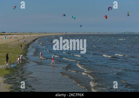 Die Menschen genießen schönes sonniges Wetter am Dollymound Strand auf North Bull Island in Dublin. Am Montag, den 31. Mai 2021, in Dublin, Irland. (Foto von Artur Widak/NurPhoto) Stockfoto