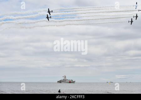 Nachdem das gesamte Wochenende der Shows aufgrund schwerer Stürme abgesagt wurde, fand am New Yorker Jones Beach eine improvisierte Airshow zum Memorial Day statt, auf der Flugzeuge des American Airpower Museum und der US Air Force Thunderbirds aus dem 2. Weltkrieg gezeigt wurden. Hier fliegt am 31. Mai 2021 in New York, USA, eine Gruppe von Flugzeugen aus dem 2. Weltkrieg über den Küstenwache-Cutter Bruckenthal. (Foto von B.A. Van Sise/NurPhoto) Stockfoto